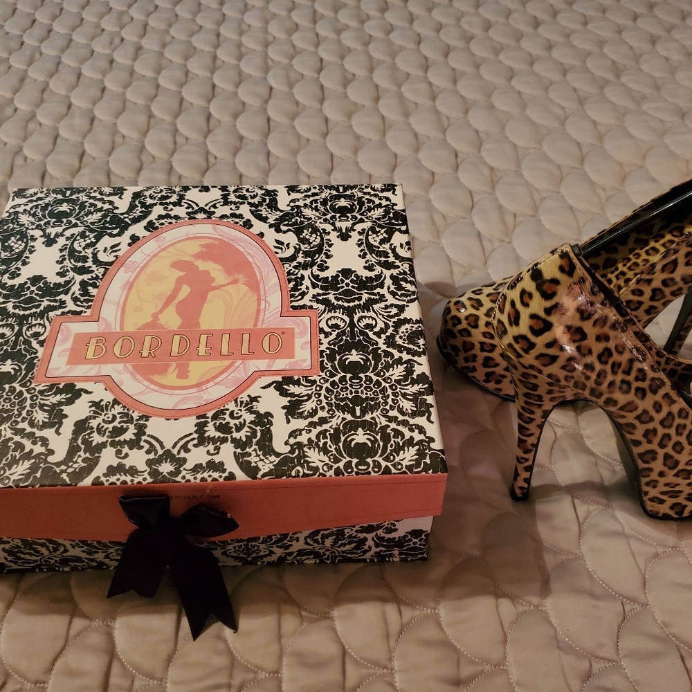 Womens Sz 7 Bordello Cheetah Print Platform Pump